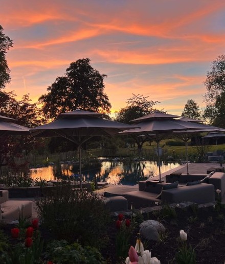 Romantische Abendstimmung am Naturschwimmbad vom Hotel Jagdhaus Wiese im Sauerland