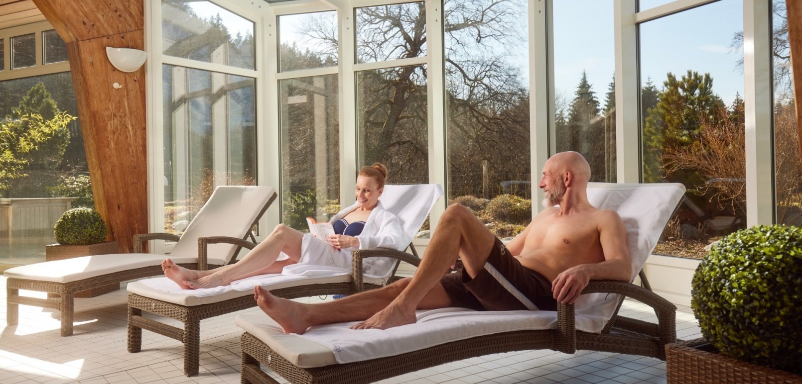 Bequeme Ruheliegen gehören zum Schwimmbad im Wellnesshotel Jagdhaus Wiese im Sauerland