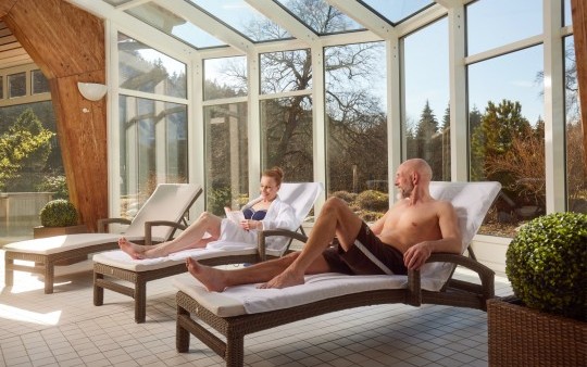 Bequeme Ruheliegen gehören zum Schwimmbad im Wellnesshotel Jagdhaus Wiese im Sauerland