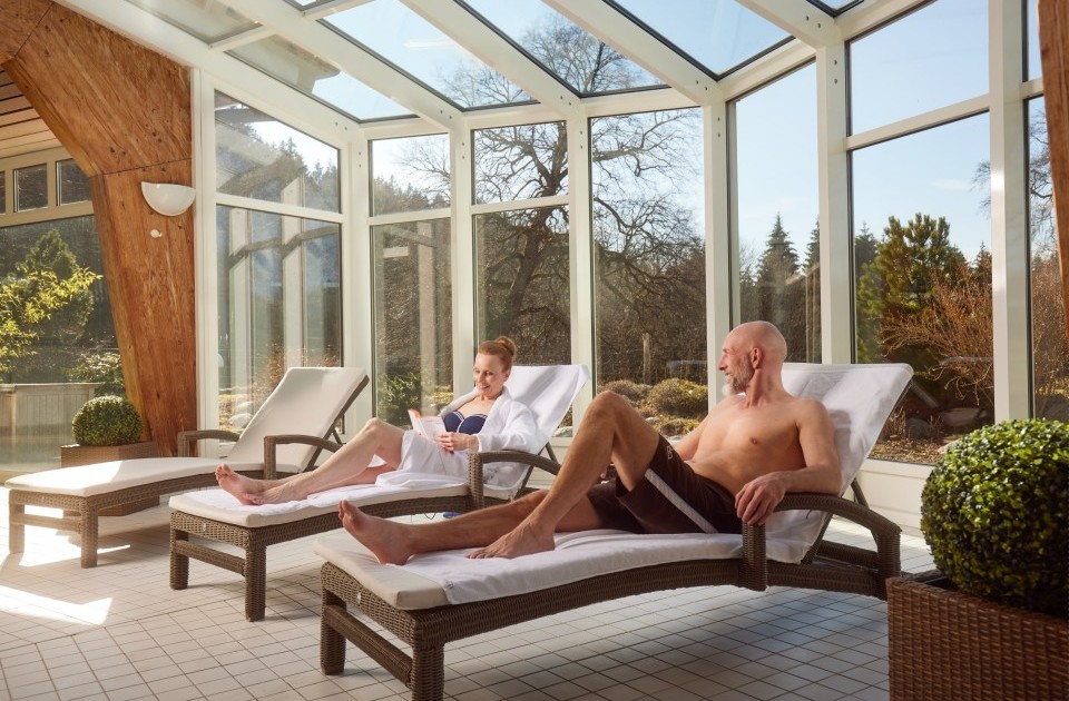 Bequeme Ruheliegen gehören zum Schwimmbad im Wellnesshotel Jagdhaus Wiese im Sauerland