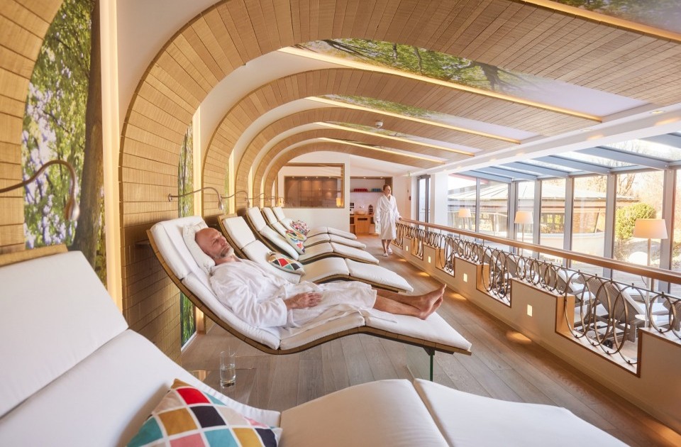 Pure Entspannung ist im Ruheraum vom Wellnesshotel Jagdhaus Wiese im Sauerland garantiert.