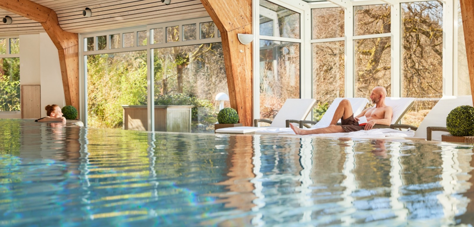 Das Wellnesshotel Jagdhaus Wiese im Sauerland verfügt über ein großes und helles Schwimmbad