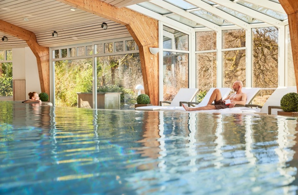 Das Wellnesshotel Jagdhaus Wiese im Sauerland verfügt über ein großes und helles Schwimmbad