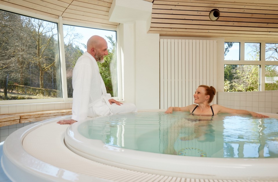 Zum Wellnessbereich im Hotel Jagdhaus Wiese im Sauerland zählt auch ein Whirlpool