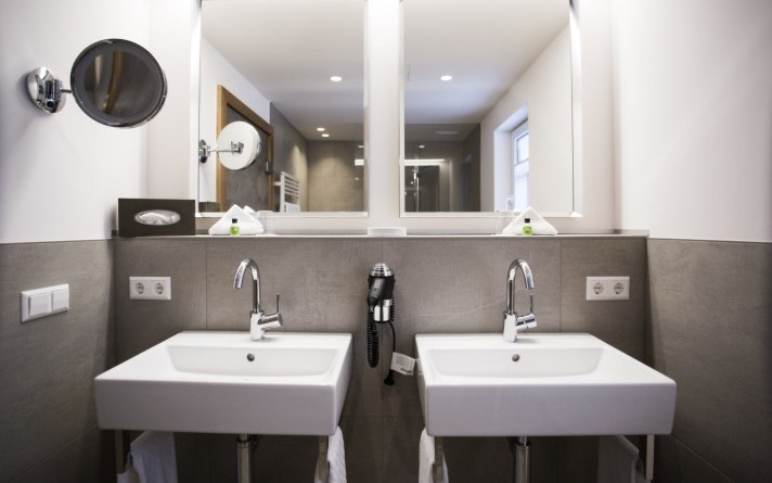 In the double rooms, junior suites and suites in the Classic room category at the Hotel Jagdhaus Wiese in the Sauerland, the bathrooms are equipped with double washbasins.