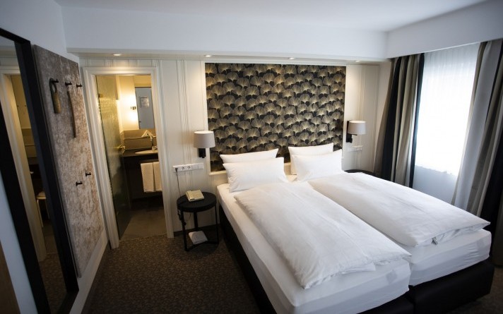 The Classic double rooms at the Hotel Jagdhaus Wiese in the Sauerland have a combined sleeping area with a seating area