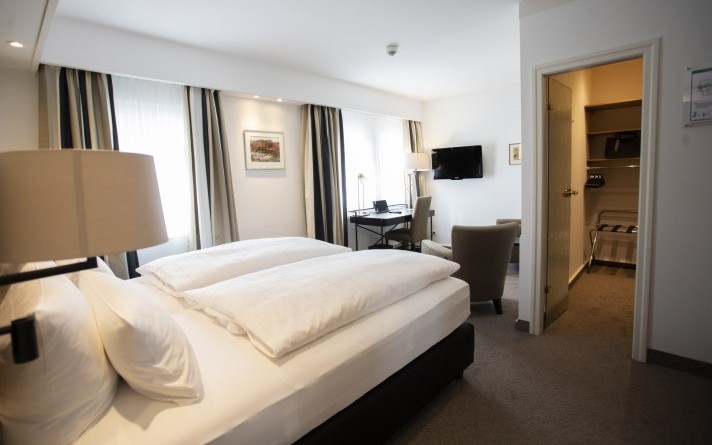 The Classic double rooms at the Hotel Jagdhaus Wiese in the Sauerland have a combined sleeping area with a seating area