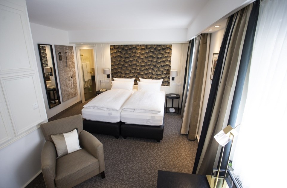 Die Doppelzimmer Classic im Hotel Jagdhaus Wiese im Sauerland verfügen über einen kombinierten Schlafbereich mit Sitzecke