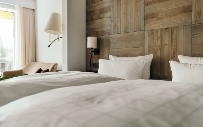 De tweepersoonskamers Comfort in Hotel Jagdhaus Wiese in het Sauerland hebben een gecombineerd woon- en slaapgedeelte en een balkon op het zuidwesten.