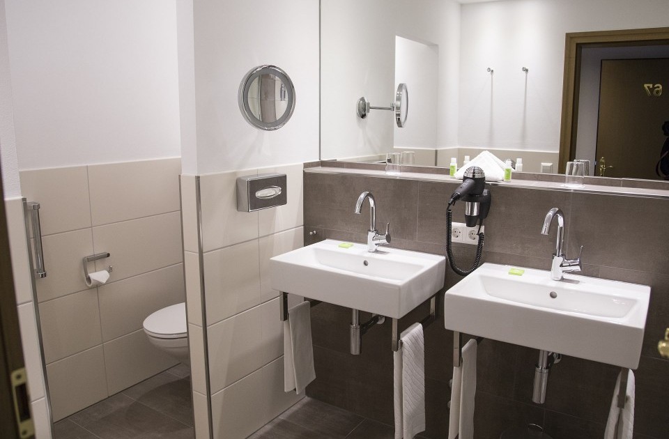 Die Doppelzimmer Comfort im Hotel Jagdhaus Wiese im Sauerland verfügen über Bäder mit Doppelwaschbecken und bodentiefer Dusche