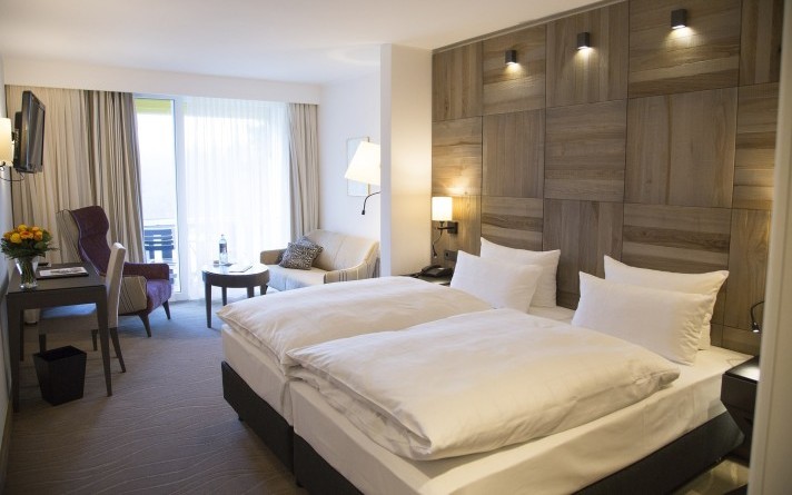 Alle Comfort tweepersoonskamers in Hotel Jagdhaus Wiese hebben een balkon op het zuidwesten met uitzicht op het park en de bergen van het Sauerland.