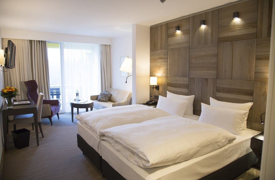 Alle Doppelzimmer Comfort im Hotel Jagdhaus Wiese verfügen über eine Balkon nach Südwesten mit Blick in den Park und die Berge des Sauerlandes