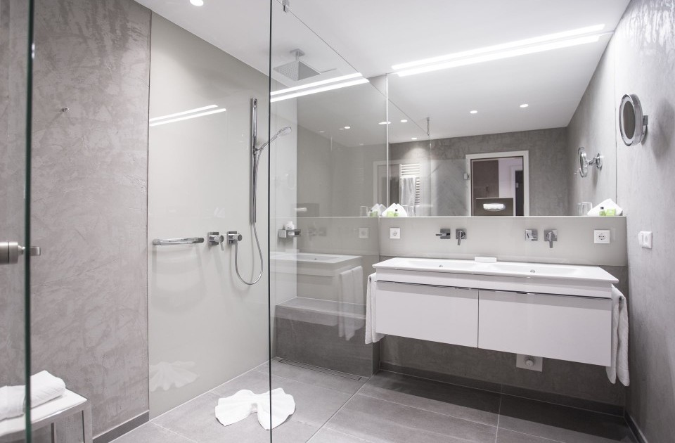 Großzügiges, modernes Badezimmer im Doppelzimmer Exclusiv im Hotel Jagdhaus Wiese im Sauerland