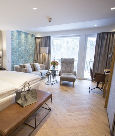 Alle Doppelzimmer Exclusiv im Hotel Jagdhaus Wiese verfügen über einen Balkon mit Blick in die Berge des Sauerlandes