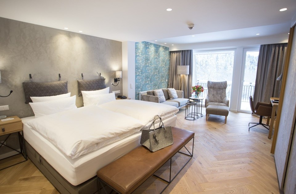 Alle Doppelzimmer Exclusiv im Hotel Jagdhaus Wiese verfügen über einen Balkon mit Blick in die Berge des Sauerlandes