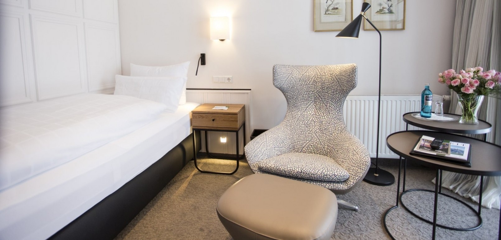 The hotel rooms in the Classic single room category at the Hotel Jagdhaus Wiese in the Sauerland are characterised by a cosy ambience.