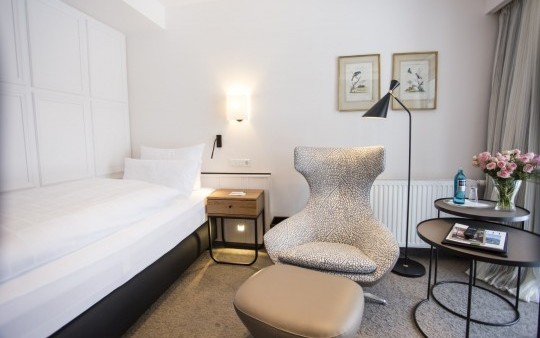 The hotel rooms in the Classic single room category at the Hotel Jagdhaus Wiese in the Sauerland are characterised by a cosy ambience.