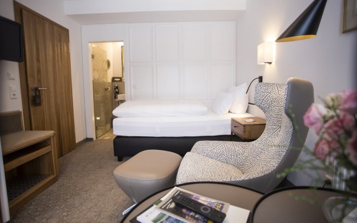 The Classic single rooms at the Hotel Jagdhaus Wiese in the Sauerland are characterised by a cosy ambience.