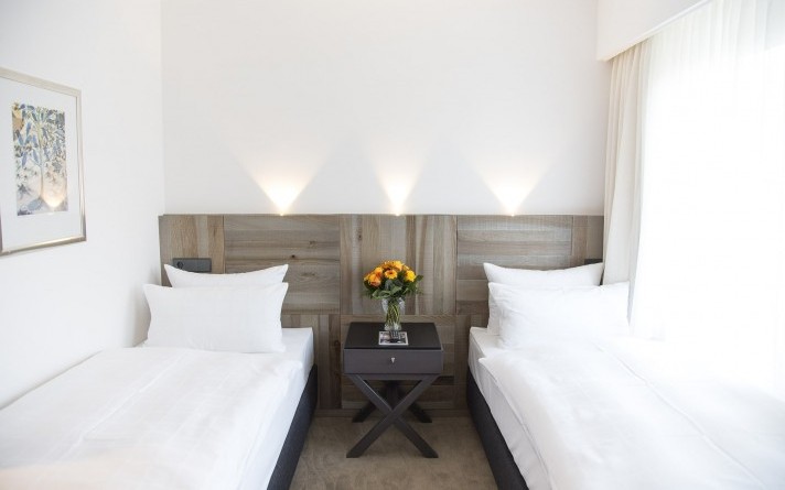The Comfort family suites at the Jagdhaus Wiese family hotel in the Sauerland have a children's room with two beds in front.