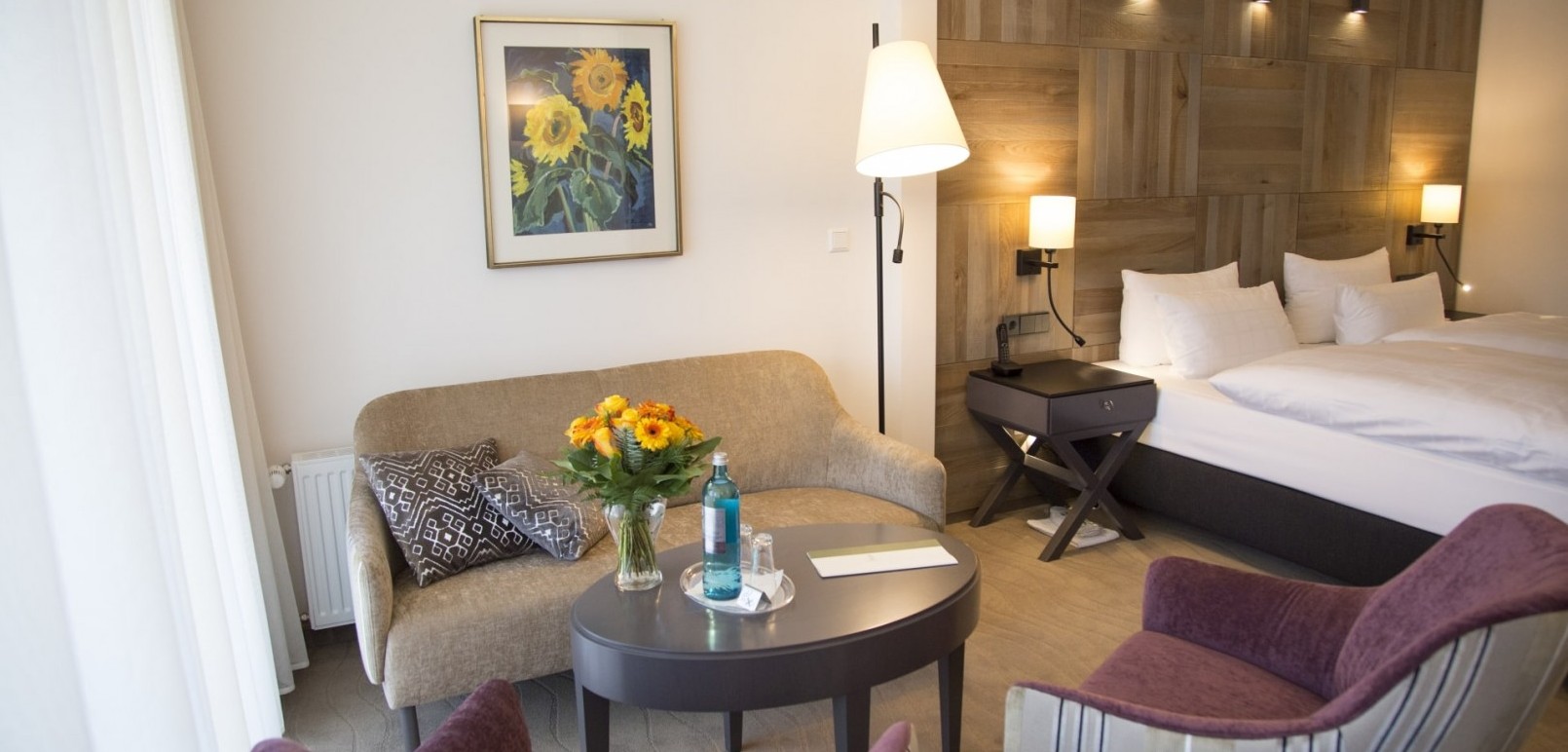 Combined living room and bedroom in a Comfort family suite at the Jagdhaus Wiese family hotel in the Sauerland region