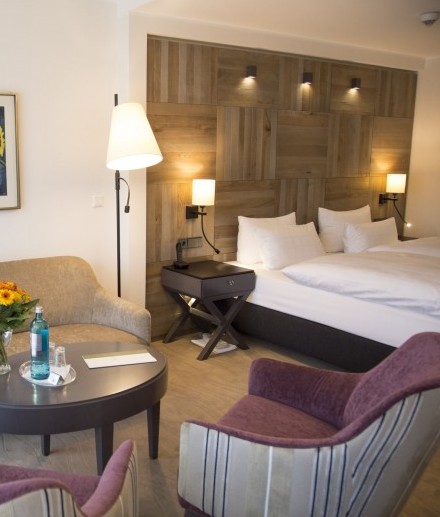 Kombiniertes Wohnzimmer und Schlafzimmer in einer Familiensuite Comfort im Familienhotel Jagdhaus Wiese im Sauerland