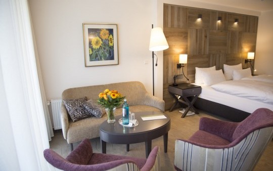 Combined living room and bedroom in a Comfort family suite at the Jagdhaus Wiese family hotel in the Sauerland region