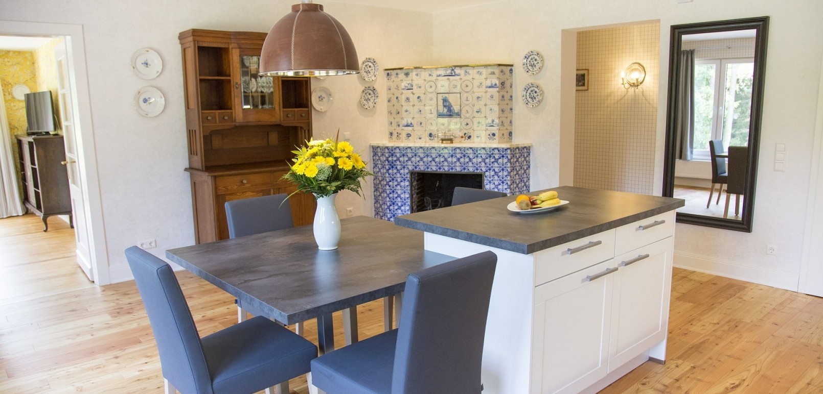 Ein schönes Detail der Ferienwohnung Franz Anton im zum Hotel Jagdhaus Wiese im Sauerland gehörenden Bruderhaus ist der alte Kamin im Delfter Stil