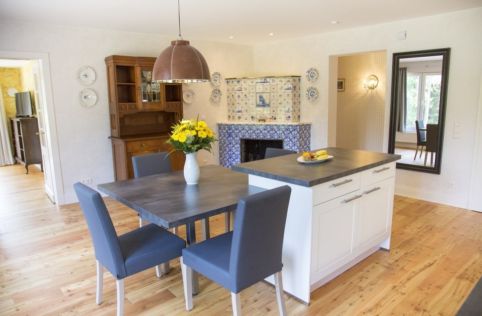 Ein schönes Detail der Ferienwohnung Franz Anton im zum Hotel Jagdhaus Wiese im Sauerland gehörenden Bruderhaus ist der alte Kamin im Delfter Stil