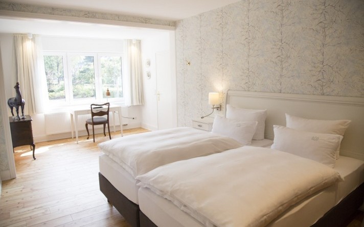 Schlichte Eleganz strahlt das Schlafzimmer der Ferienwohnung Franz Anton im zum Hotel Jagdhaus Wiese im Sauerland gehörenden Bruderhaus aus