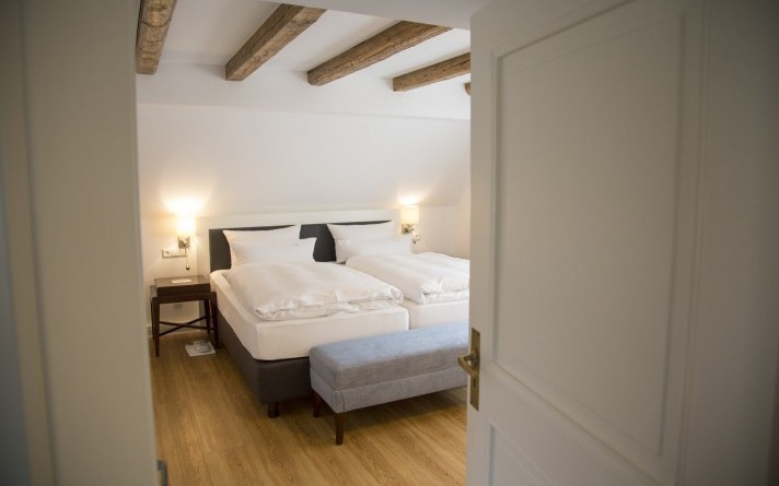 Historischen Charme strahlt das Schlafzimmer der Ferienwohnung Franz Klemens im zum Hotel Jagdhaus Wiese im Sauerland gehörenden Bruderhaus aus