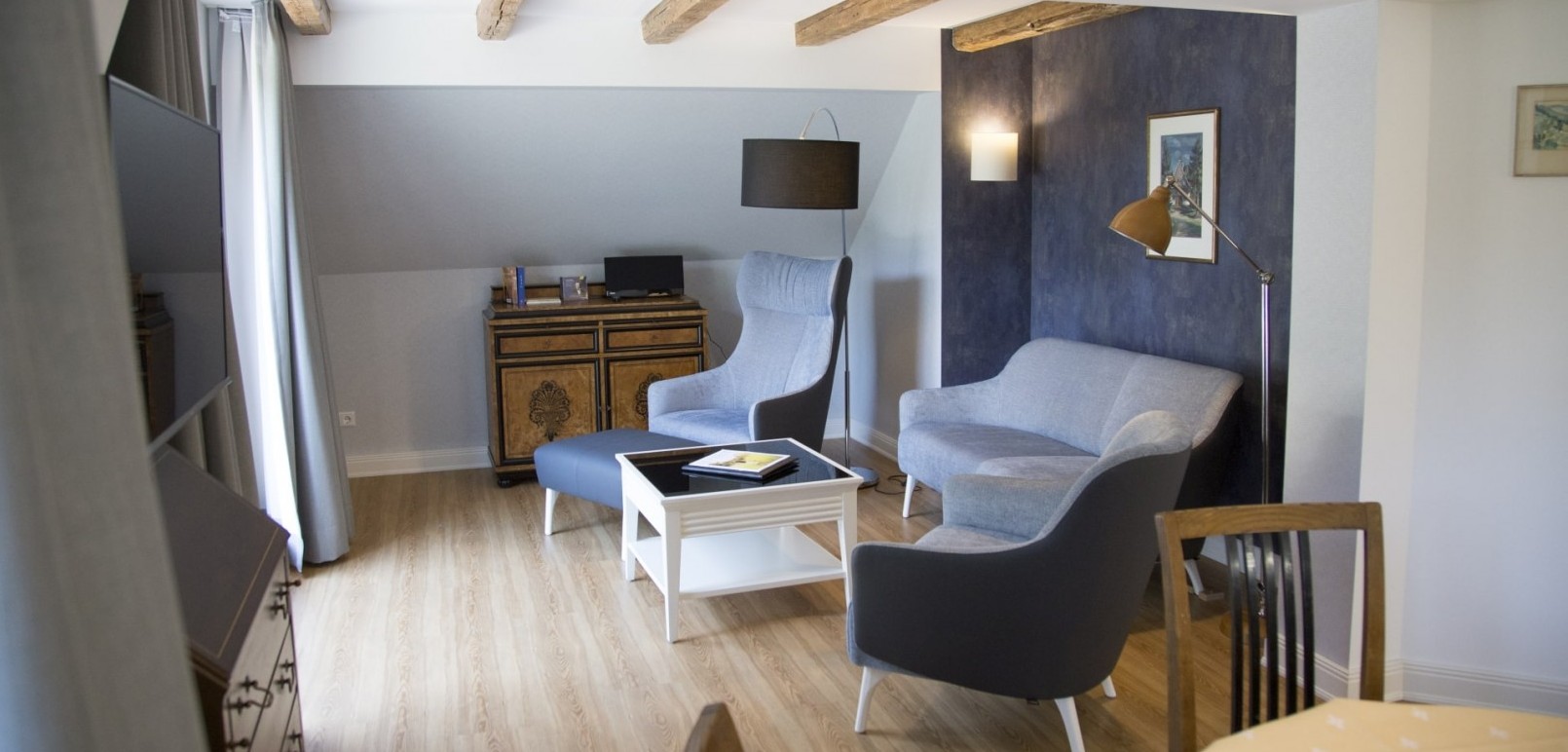 An das gemütliche Wohnzimmer der Ferienwohnung Franz Klemens im zum Hotel Jagdhaus Wiese im Sauerland gehörenden Bruderhaus schließt eine großzügige Dachterrasse an.