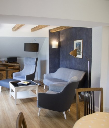 An das gemütliche Wohnzimmer der Ferienwohnung Franz Klemens im zum Hotel Jagdhaus Wiese im Sauerland gehörenden Bruderhaus schließt eine großzügige Dachterrasse an.