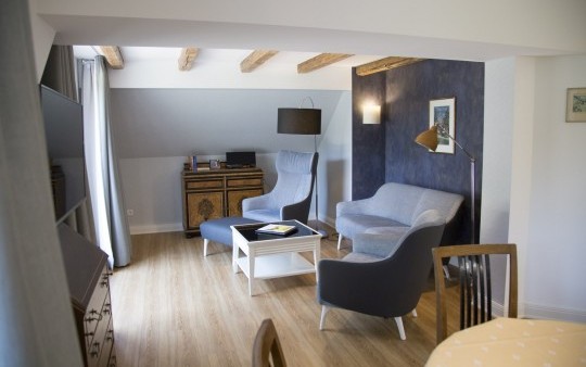 The cosy living room of the Franz Klemens holiday flat in the Bruderhaus belonging to the Hotel Jagdhaus Wiese in the Sauerland is adjoined by a spacious roof terrace.