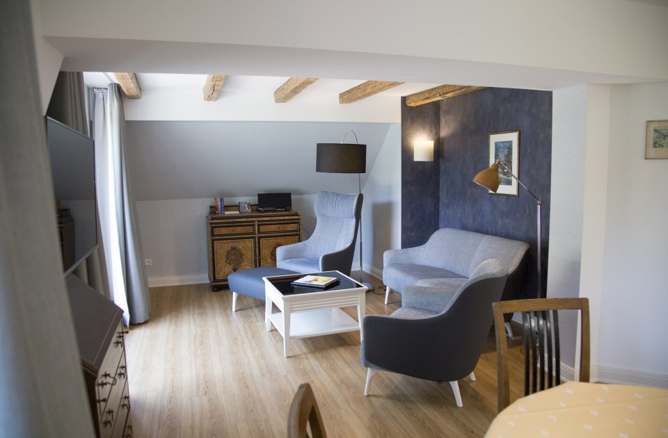 An das gemütliche Wohnzimmer der Ferienwohnung Franz Klemens im zum Hotel Jagdhaus Wiese im Sauerland gehörenden Bruderhaus schließt eine großzügige Dachterrasse an.