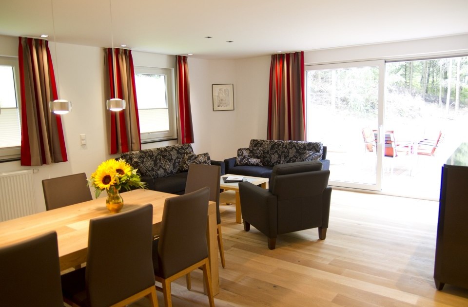 Eine große Terrasse schließt an das Wohnzimmer in der Ferienwohnung "Auf der Tenne" im zum Hotel Jagdhaus Wiese im Sauerland gehörenden Schneisberghaus an