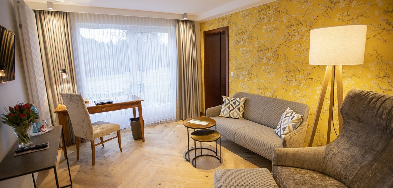 De tuinsuite Exclusiv van Hotel Jagdhaus Wiese in het Sauerland heeft een terras met toegang tot het privépark van het hotel.