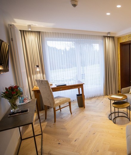 Die Gartensuite Exclusiv im Hotel Jagdhaus Wiese im Sauerland verfügt über eine Terrasse mit Zugang zum privaten Hotelpark
