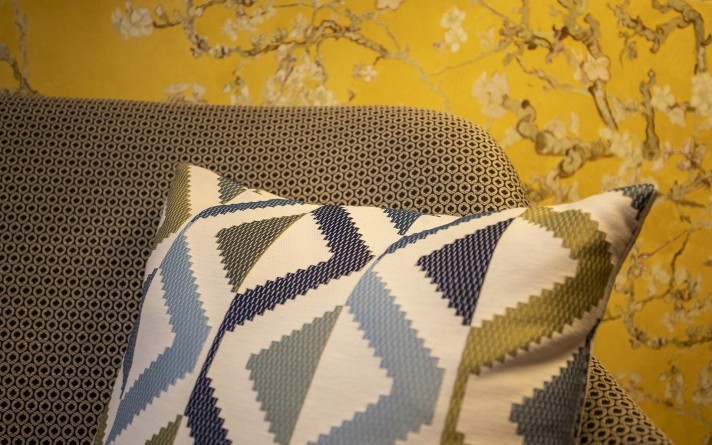 Sfeerbeeld met bankkussens in een exclusieve tuinsuite in Hotel Jagdhaus Wiese in het Sauerland