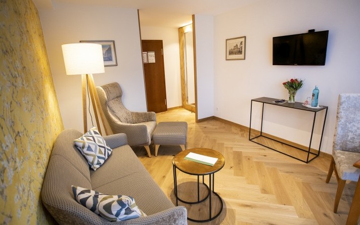 Woonkamer van de tuinsuite Exclusief in Hotel Jagdhaus Wiese in het Sauerland