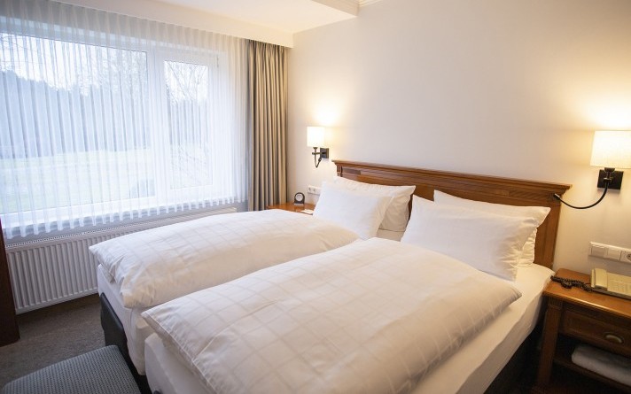 Slaapkamer van de tuinsuite Exclusiv in Hotel Jagdhaus Wiese in het Sauerland