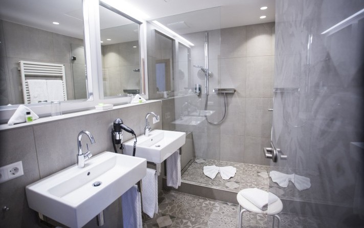 The bathrooms at the Hotel Jagdhaus Wiese in the Sauerland in the Classic category are comfortable and largely barrier-free