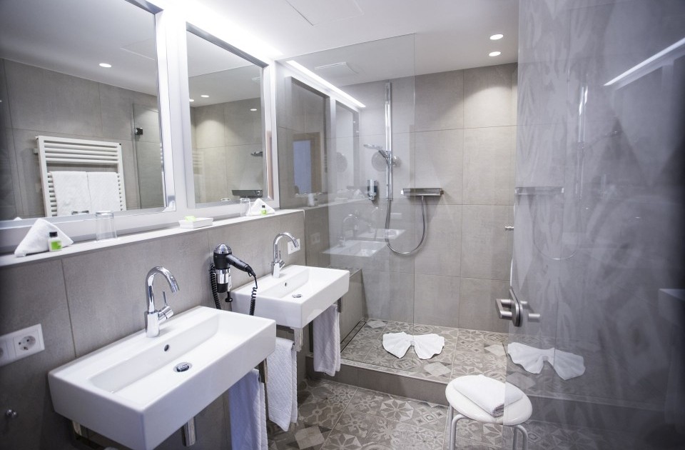 Komfortabel und weitestgehend barrierefrei sind die Badezimmer im Hotel Jagdhaus Wiese im Sauerland in der Kategorie Classic