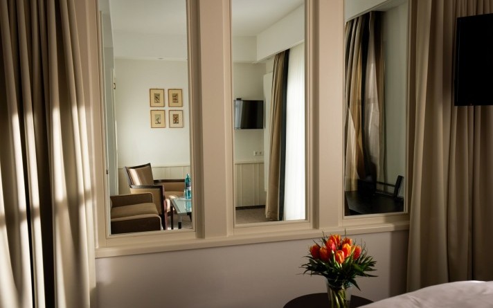 The Suite Classic at the Hotel Jagdhaus Wiese in the Sauerland has a living room and a separate bedroom