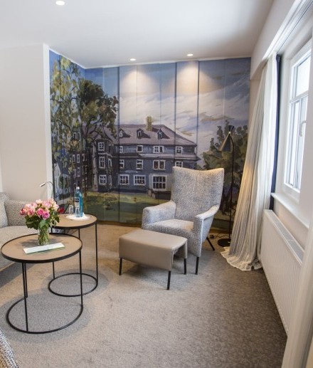 Wohnraum einer modernen Suite Classic im Hotel Jagdhaus Wiese im Sauerland