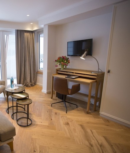Wohnzimmer mit großem Schreibtisch in einer Suite Exclusiv im Hotel Jagdhaus Wiese im Sauerland