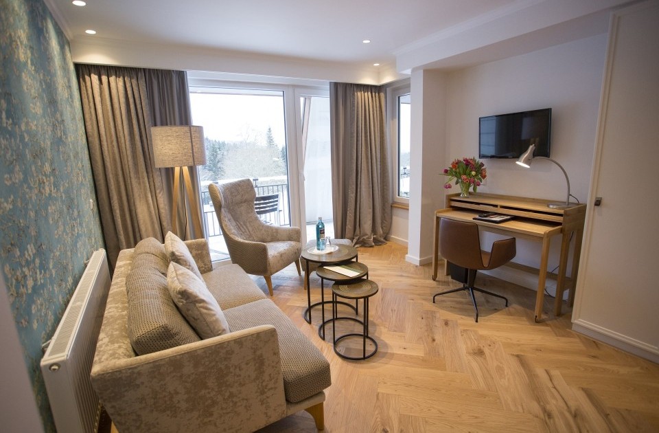 Wohnzimmer mit großem Schreibtisch in einer Suite Exclusiv im Hotel Jagdhaus Wiese im Sauerland