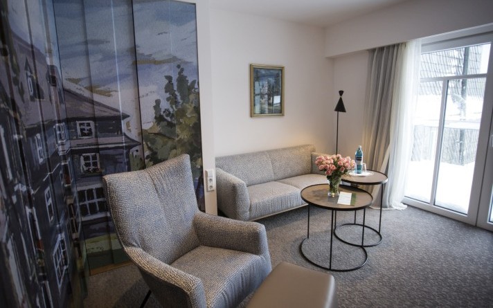 Cosy living room with sitting area in a modern Classic suite at the Hotel Jagdhaus Wiese in the Sauerland