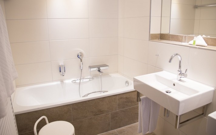 In the Classic room category at the Hotel Jagdhaus Wiese in the Sauerland, the bathrooms are modern, timeless and functional.